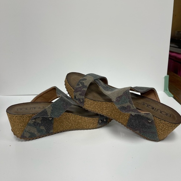 Boutique Camouflage Wedge Sandals - Picture 1 of 2